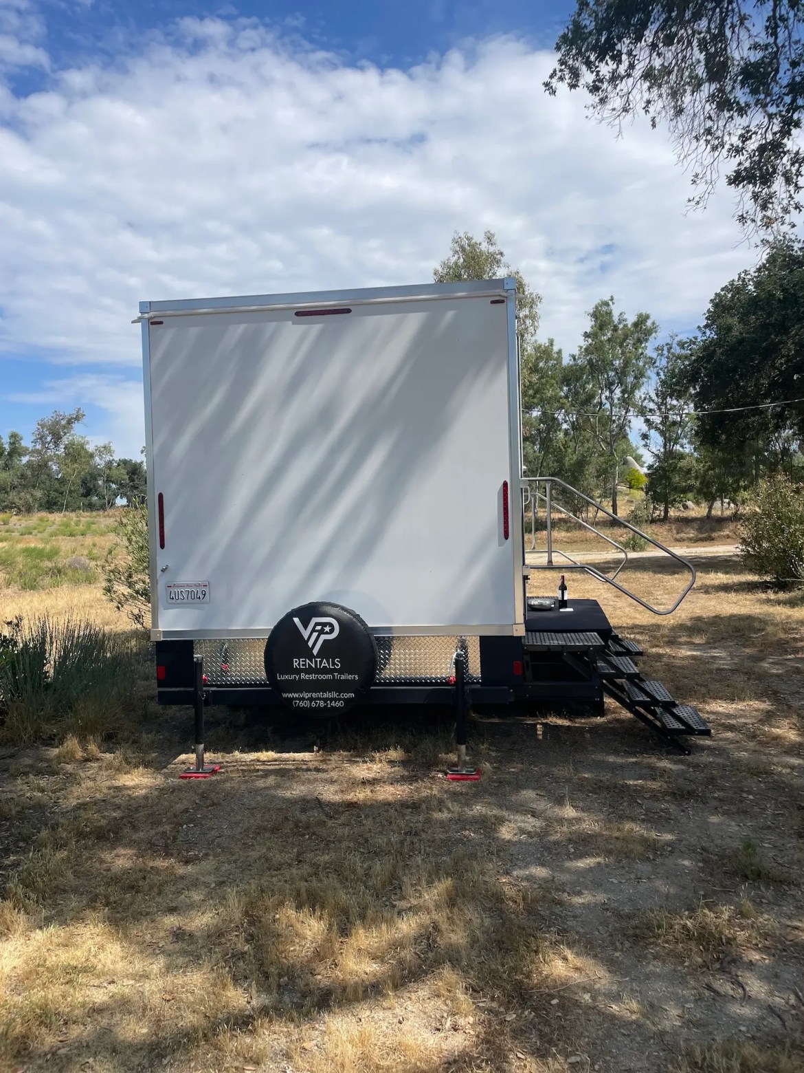 Side view showing the luxury bathroom trailer parked at a Hemet, CA wedding.